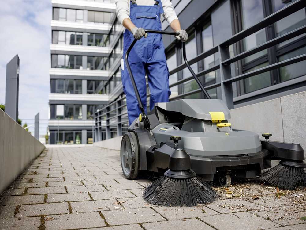 karcher km 70/30 c bp 2sb balayeuse à batterie avec bac de ramassage 36 v 6 ah karcher km 70/30 c bp 2sb balayeuse à batterie avec bac de ramassage 36 v 6 ah