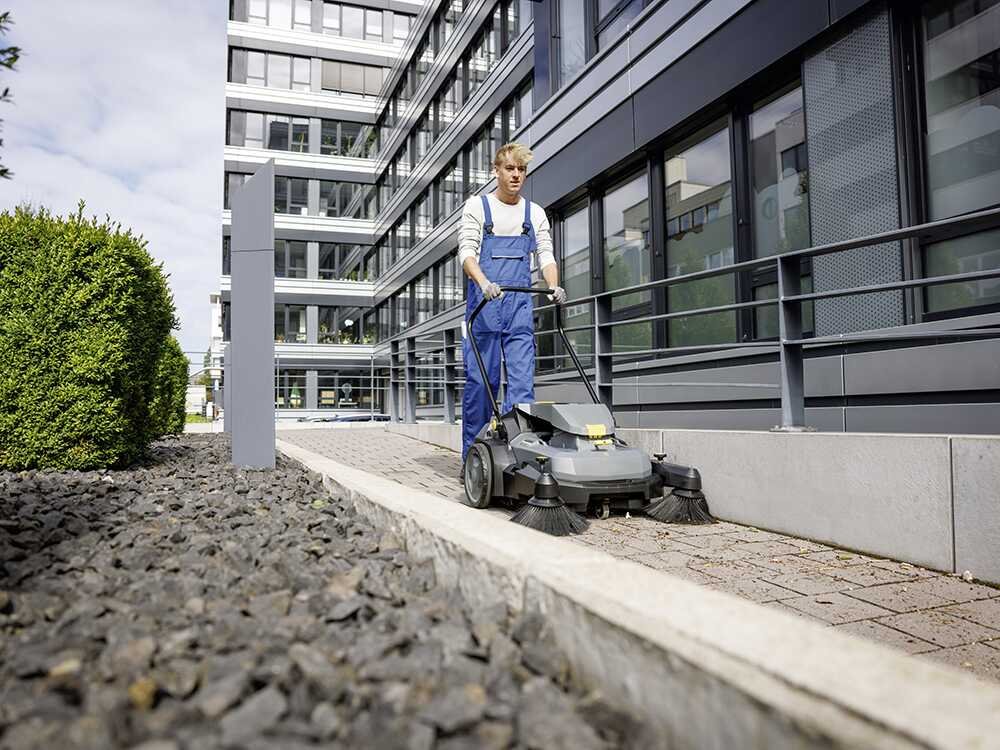 karcher km 70/30 c bp 2sb balayeuse à batterie avec bac de ramassage 36 v 6 ah karcher km 70/30 c bp 2sb balayeuse à batterie avec bac de ramassage 36 v 6 ah