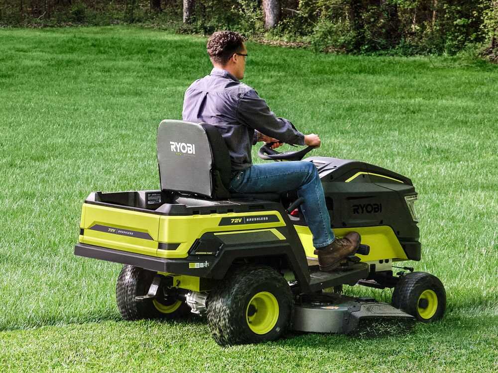 ryobi ry72tmx107 210 tracteur tondeuse à batterie 72v / 2x10ah ryobi ry72tmx107 210 tracteur tondeuse à batterie 72v / 2x10ah